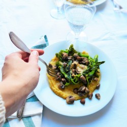 Polenta crémeuse avec Cima di Rape et champignons, sauce shiro miso