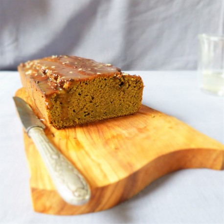 Cake matcha avec glaçage au chocolat blanc