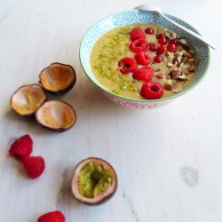 Smoothie bowl pêche banane passion