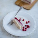 Bûche au chocolat blanc, coco, cranberries et amande