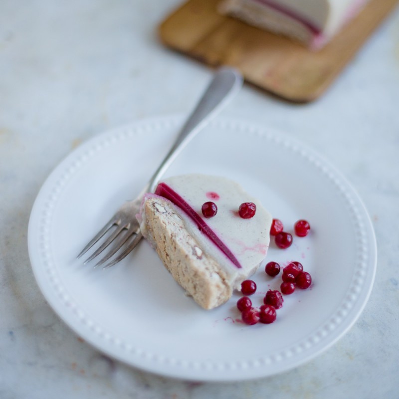 Bûche au chocolat blanc, coco, cranberries et amande, vegan, sans ...