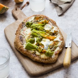 Pizza bianca aux fleurs de courgettes