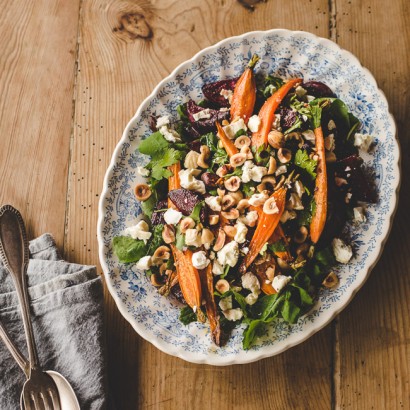 Salade carottes, betteraves rôties, roquette, chèvre, noisettes torréfiées avec vinaigrette aux agrumes